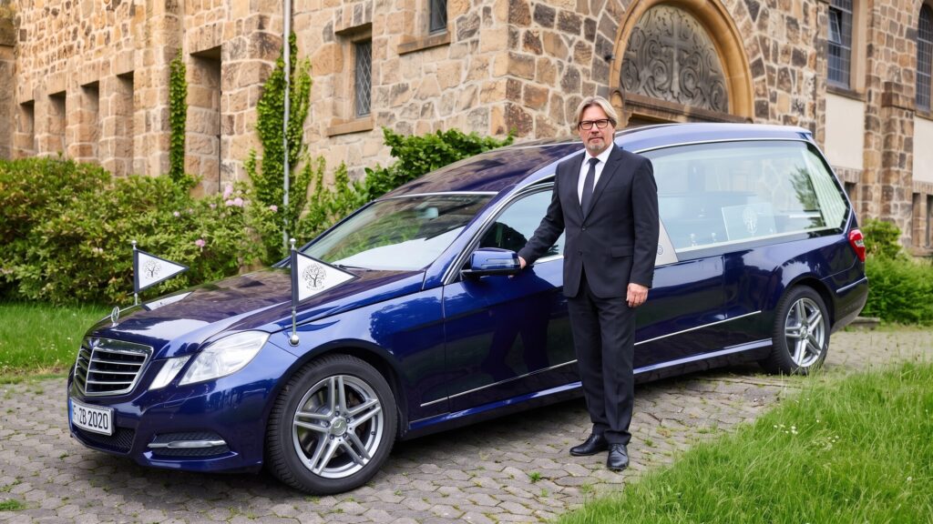 Cornelius am Bestattungswagen von Zeitlos.
