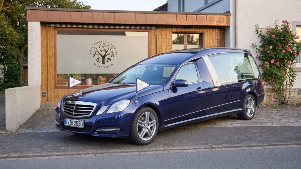 Der Bestattungswagen von Zeitlos vor dem Bestattungshaus.