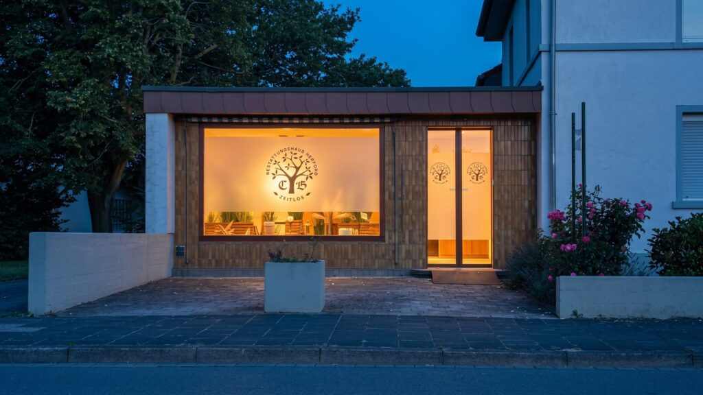 Das Bestattungshaus Zeitlos in Bad Salzuflen in der Abenddämmerung.