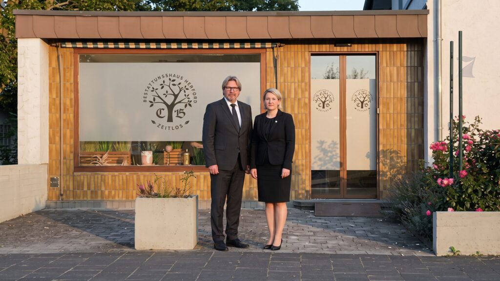 Die beiden Inhaber von Bestattungen Zeitlos vor ihrem Bestattungshaus in Bad Salzuflen.