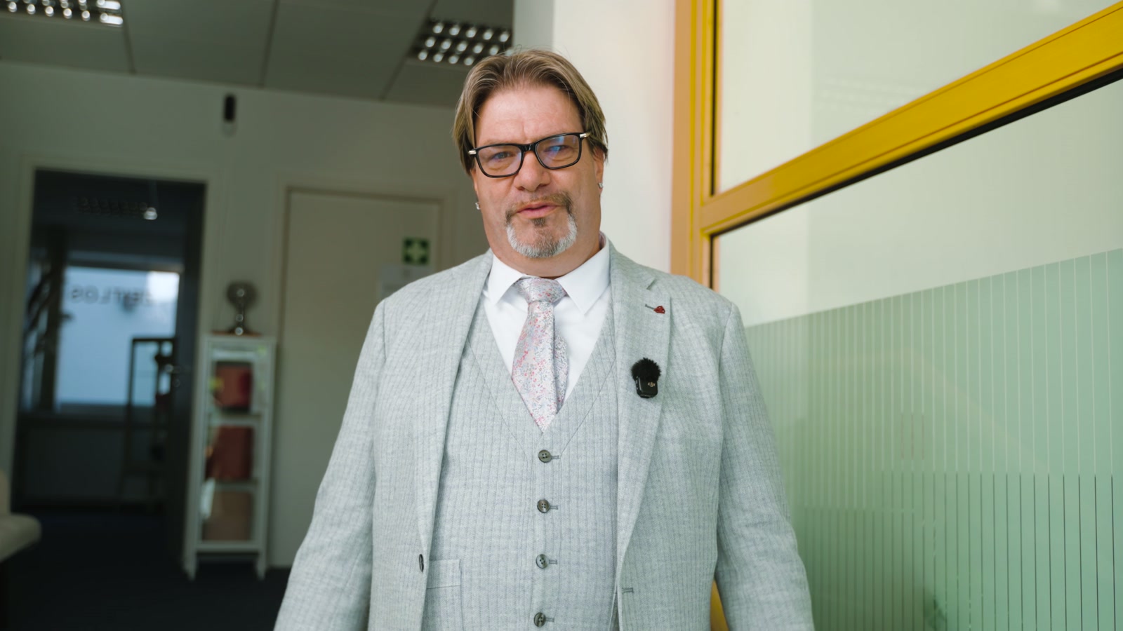 Cornelius Ruthenburg in den Räumen von Bestattungen Zeitlos