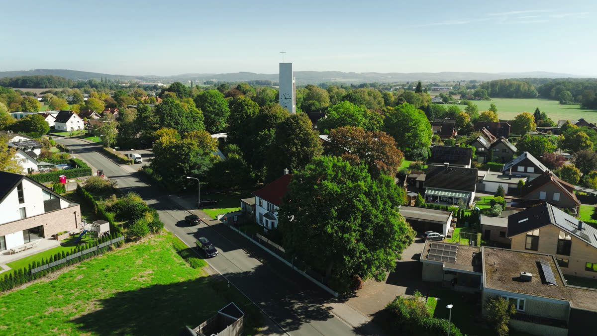 Luftaufnahme über Herford mit Kirchturm, Wohnhäusern und Feldern